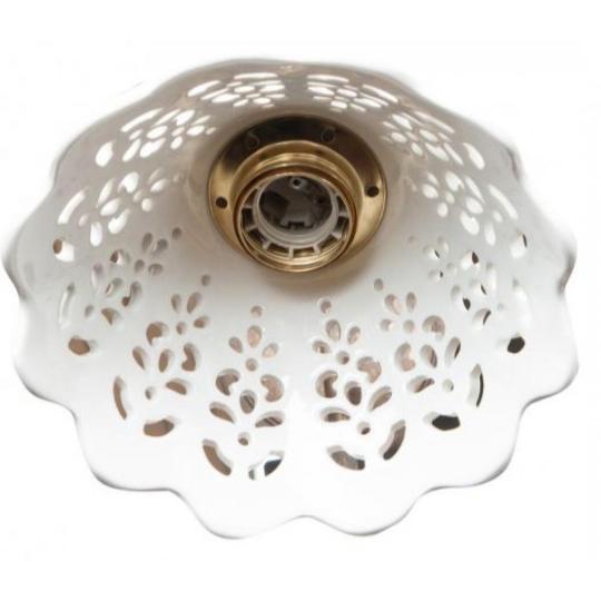 atmosfericke osvetlenie country medena lampa medena stenska lampicka lampa perforovany tienidlo biela porcelanova vintage mediteransky obyvacka spalna balaton letny dom osvetlenie interierovy dizajn.jpg